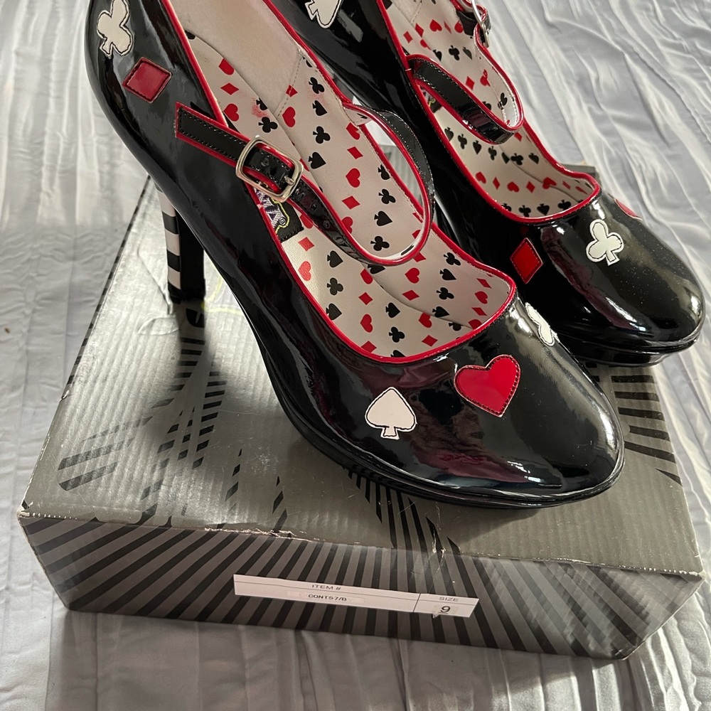 Queen of hearts shoes! Perfect for Halloween. Size 9
